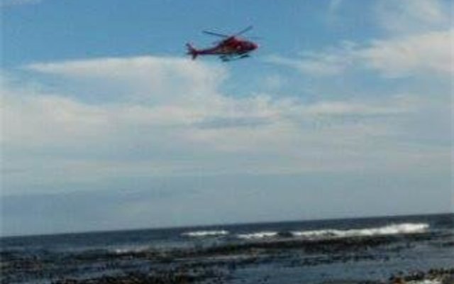 Die AMS/EMS Skymed reddingshelikopter van NSRI sirkel oor die gebied by Buffeljachts waar die tragedie afgespeel het